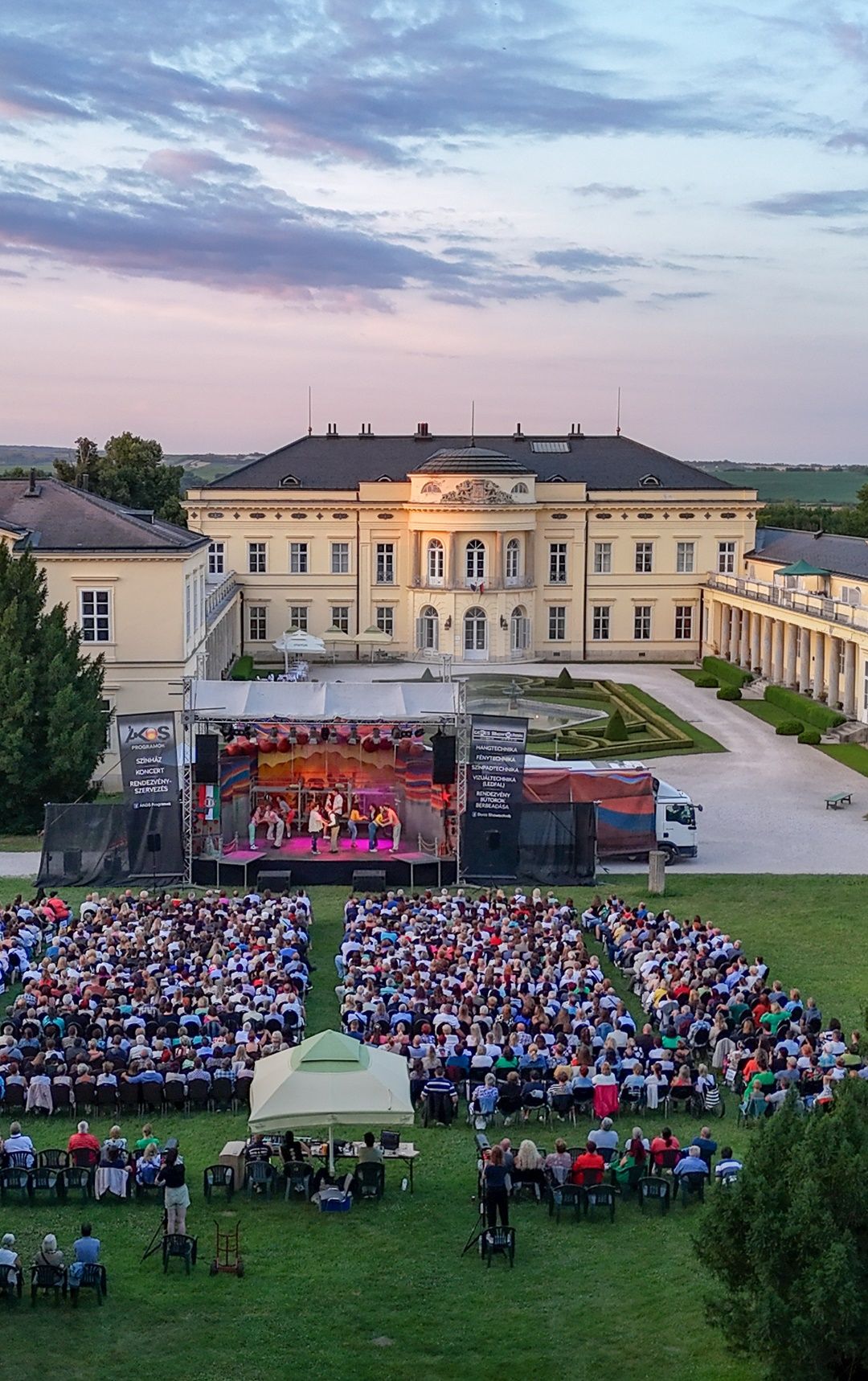 Nyári színházi esték a kastély parkjában